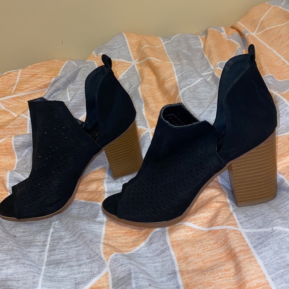 Heels - Picture 2 of 2